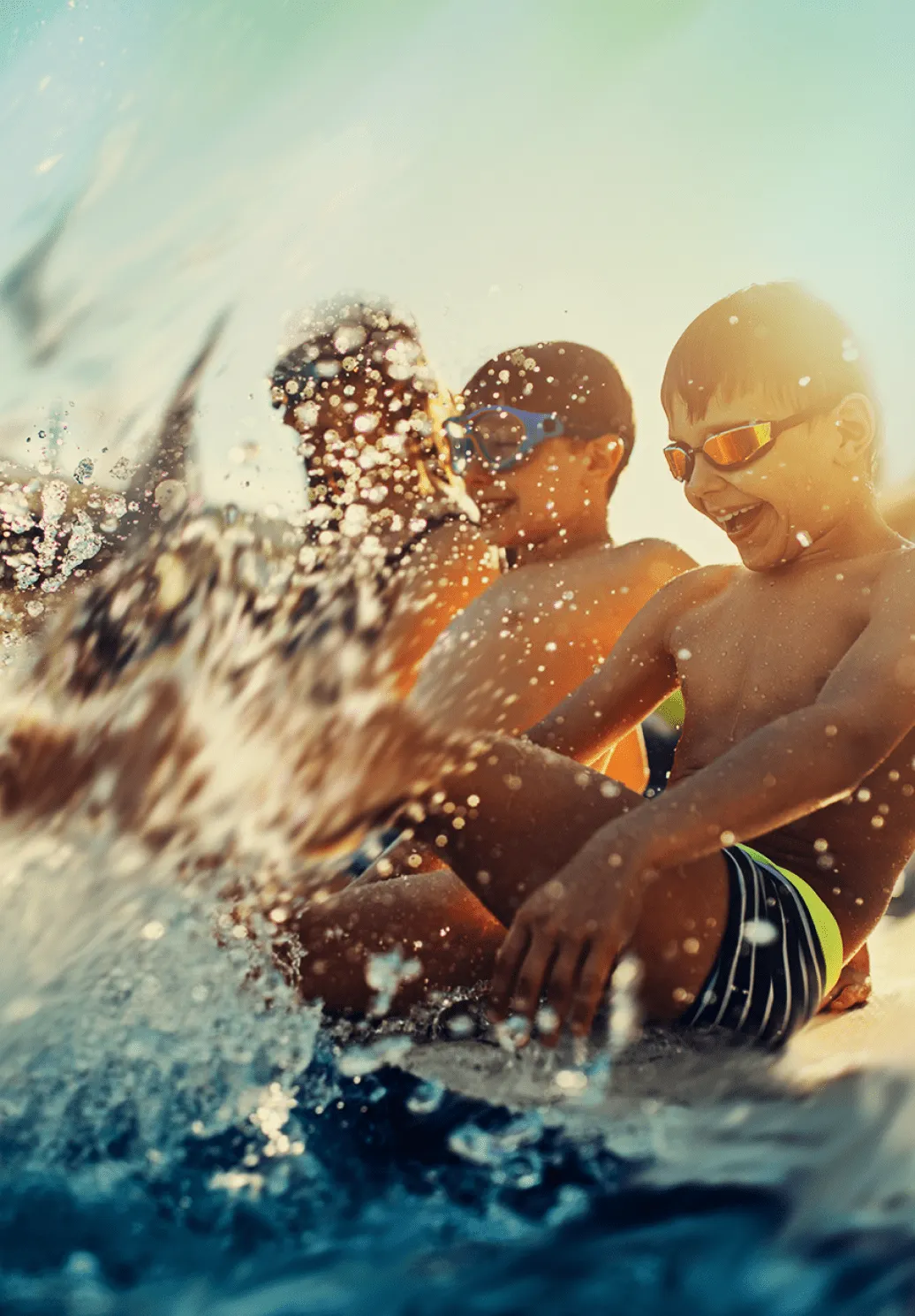Kinder haben Spaß im Wasser und planschen im Freibad Mirador