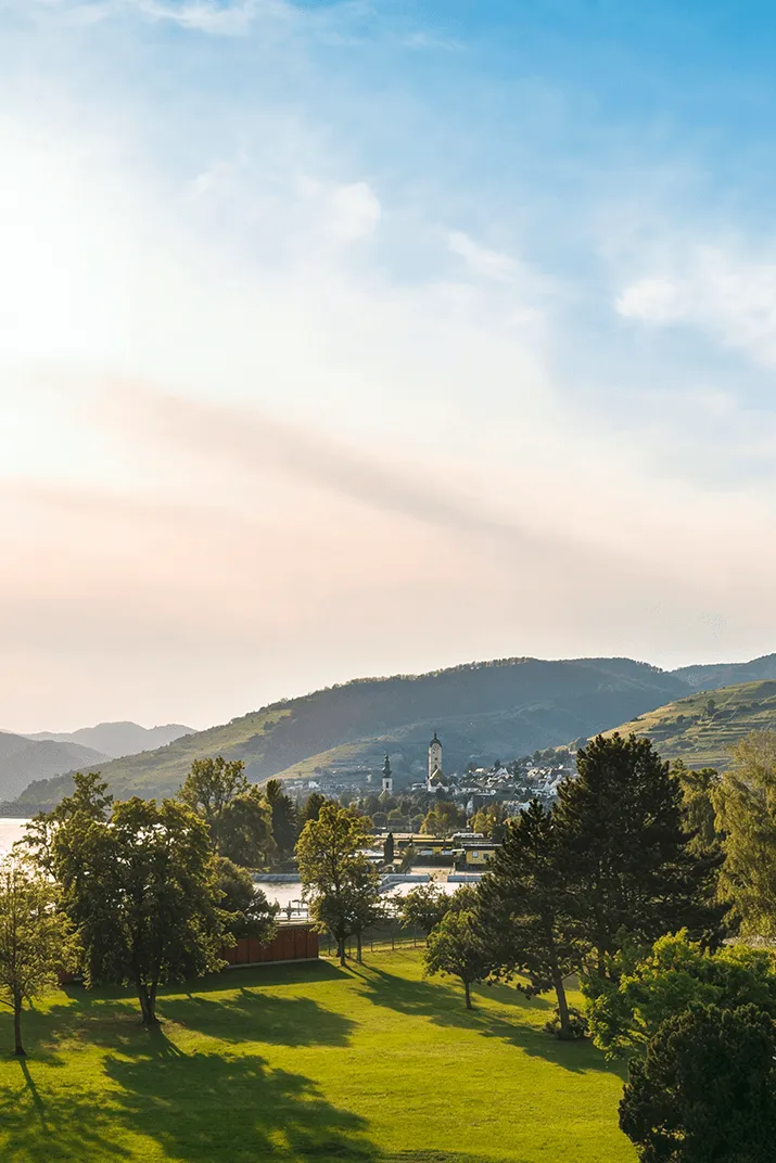 Ausblick vom Mirador über die Wachau und die Donau und Stein